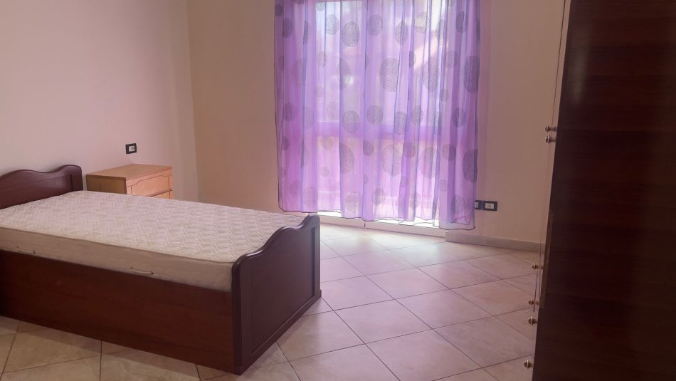 Tirane, jepet me qera apartament 3+1+Ballkon Kati 2, 100 m² 500 € (Rruga Sali Nivica)