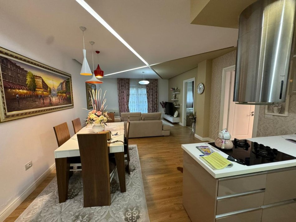 Tirane, jepet me qera apartament 2+1+Ballkon Kati 2, 90 m² 800 € (Kopshti Zoologjik)