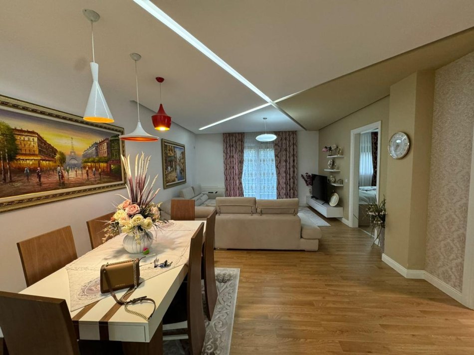 Tirane, jepet me qera apartament 2+1+Ballkon Kati 2, 90 m² 800 € (Kopshti Zoologjik)