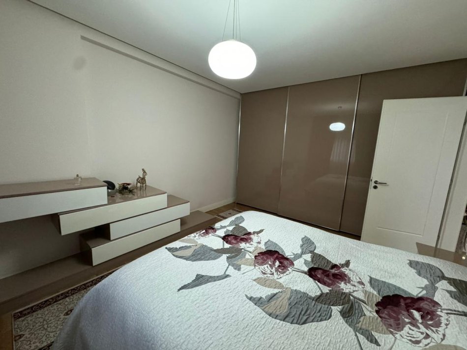 Tirane, jepet me qera apartament 2+1+Ballkon Kati 2, 90 m² 800 € (Kopshti Zoologjik)