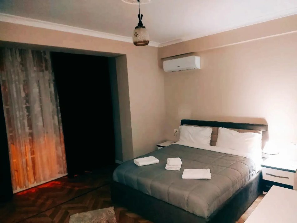 Tirane, jepet me qera apartament 2+1+Aneks+Ballkon Kati 1, 200 m² 900 € (Kopshti Zoologjik)