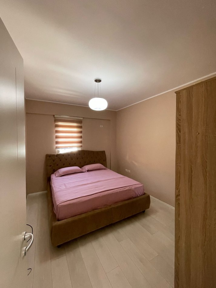 Tirane, jepet me qera apartament 3+1 Kati 4, 187 m² 1.300 € 