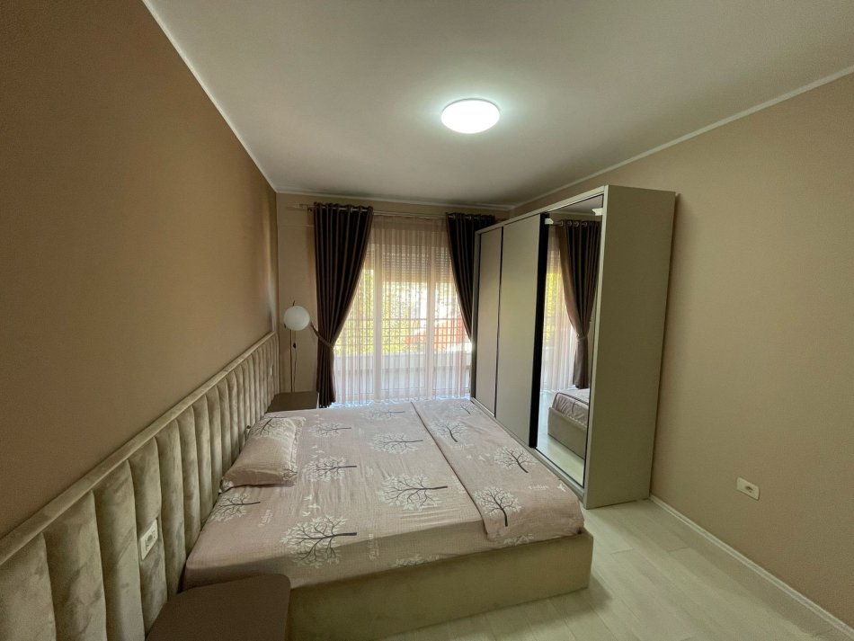 Tirane, jepet me qera apartament 3+1 Kati 4, 187 m² 1.300 € 