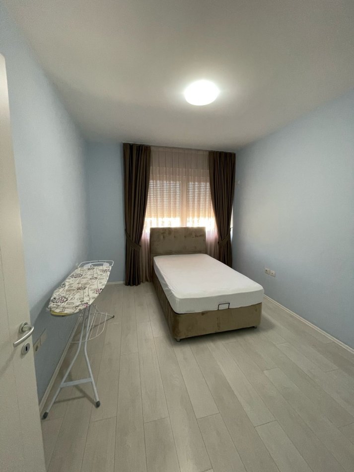 Tirane, jepet me qera apartament 3+1 Kati 4, 187 m² 1.300 € 