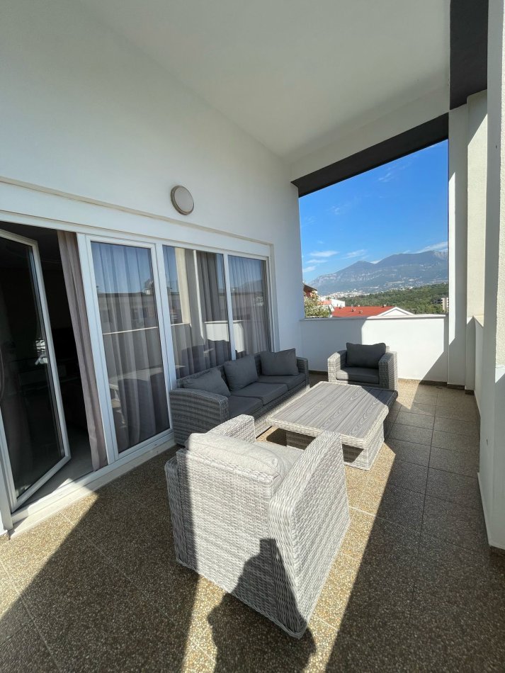 Tirane, jepet me qera apartament 3+1 Kati 4, 187 m² 1.300 € 