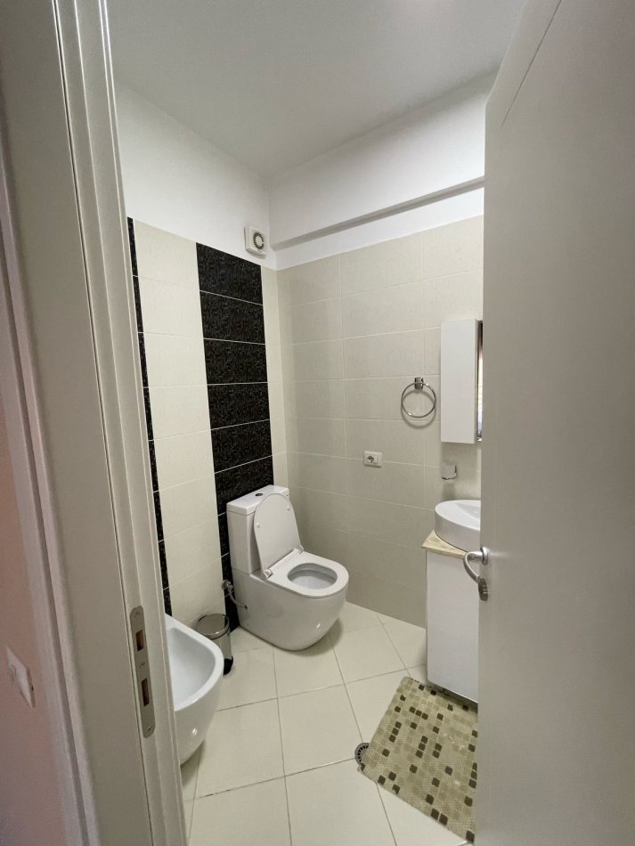 Tirane, jepet me qera apartament 3+1 Kati 4, 187 m² 1.300 € 