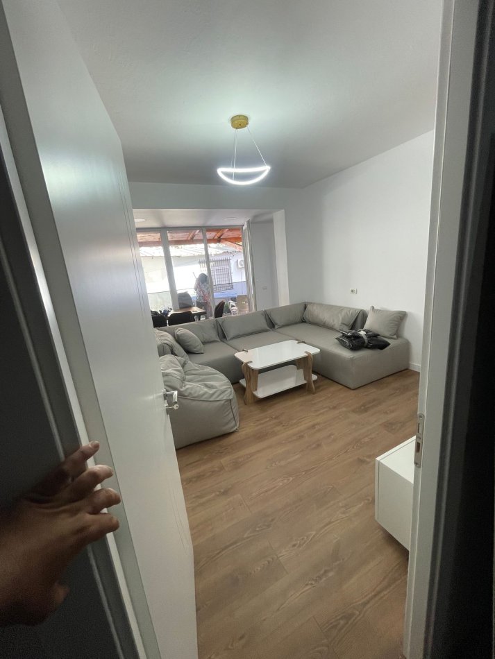 Tirane, jepet me qera apartament 2+1 Kati 1, 80 m² 700 € (muhamet gjollesha)