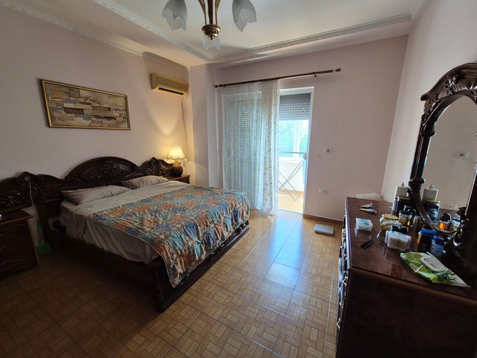 Tirane, jepet me qera apartament 2+1 Kati 3, 120 m² 900 € (Rruga e Elbasanit)