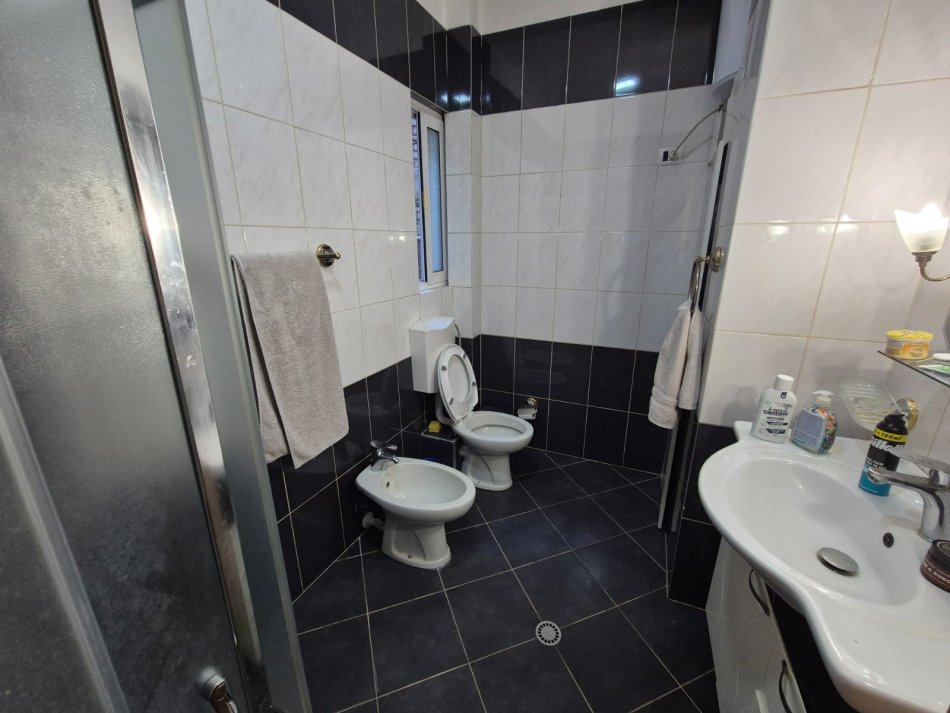 Tirane, jepet me qera apartament 2+1 Kati 3, 120 m² 900 € (Rruga e Elbasanit)