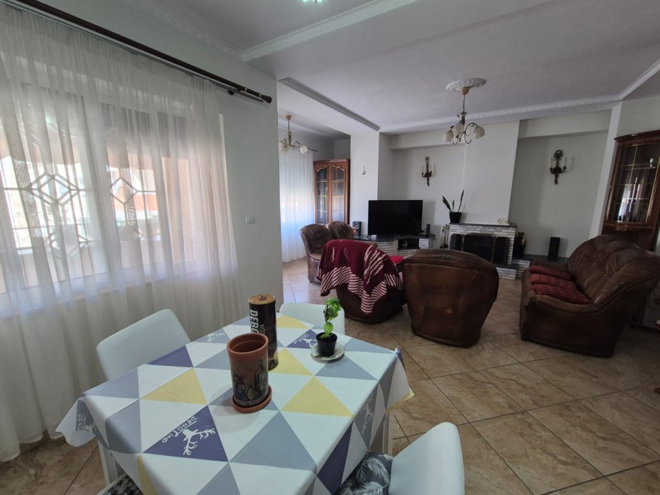 Tirane, jepet me qera apartament 2+1 Kati 3, 120 m² 900 € (Rruga e Elbasanit)