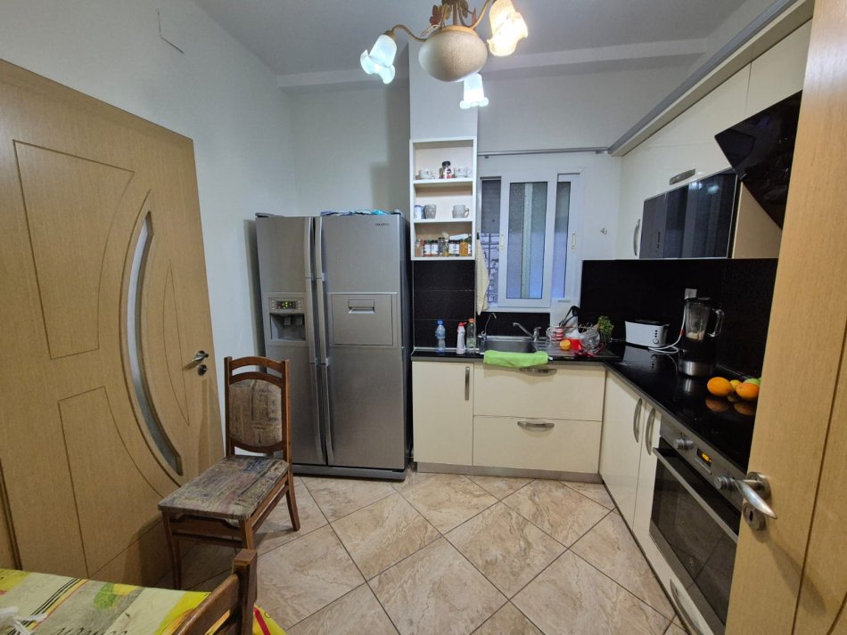 Tirane, jepet me qera apartament 2+1 Kati 3, 120 m² 900 € (Rruga e Elbasanit)