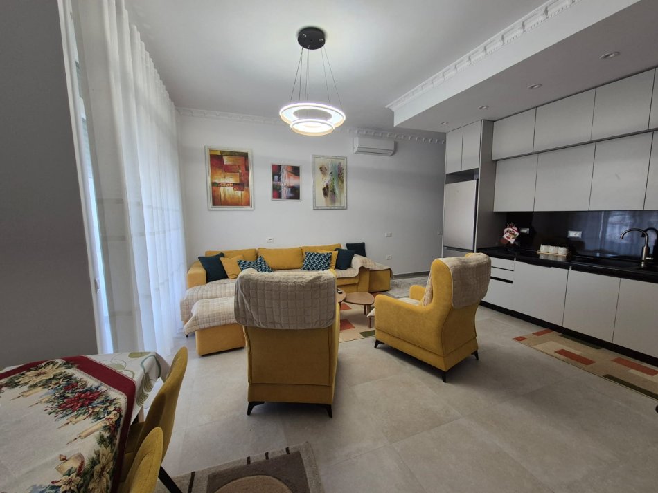 Tirane, jepet me qera apartament 2+1+Ballkon Kati 7, 110 m² 1.300 € (Qender)
