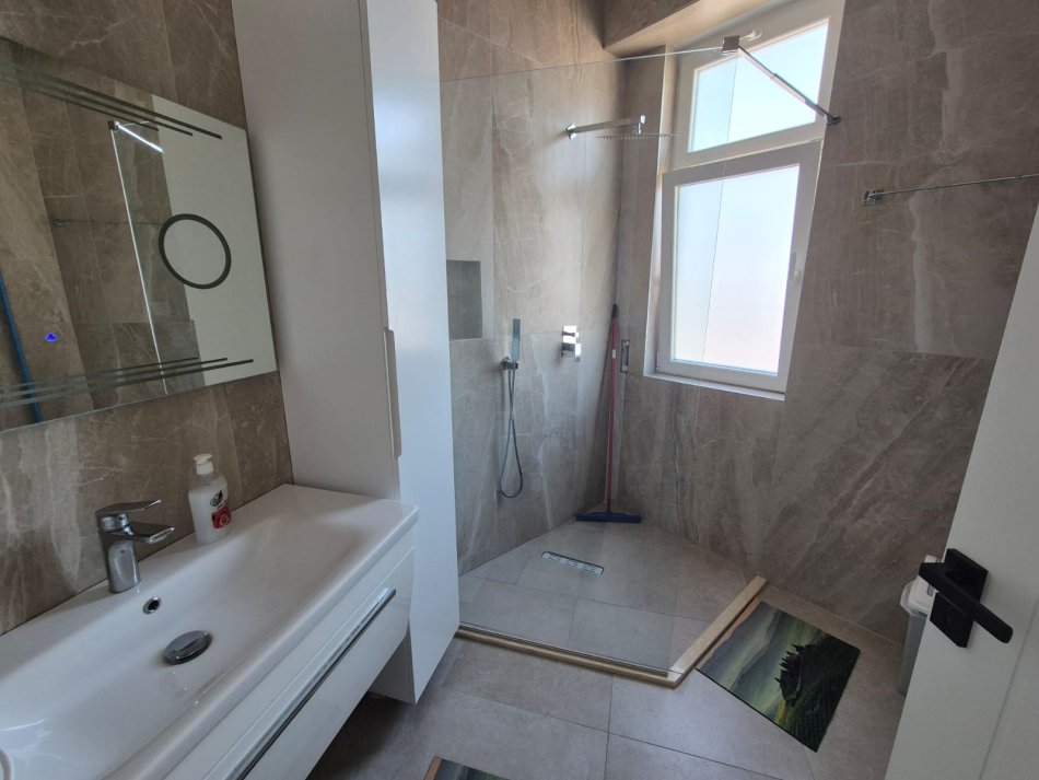 Tirane, jepet me qera apartament 2+1+Ballkon Kati 7, 110 m² 1.300 € (Qender)