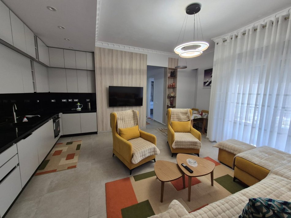 Tirane, jepet me qera apartament 2+1+Ballkon Kati 7, 110 m² 1.300 € (Qender)