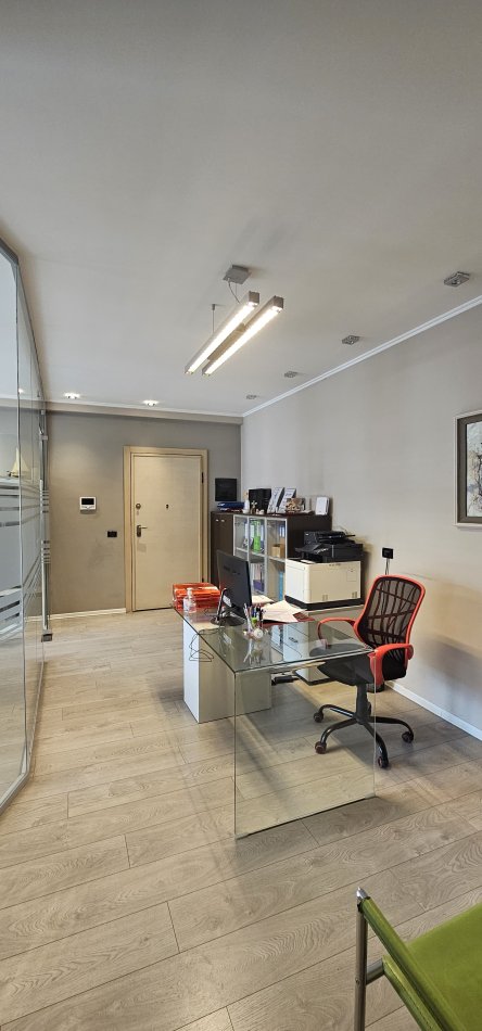 Tirane, jepet me qera ambjent biznesi Kati 7, 110 m² 2.000 € (DELIJORGJI)