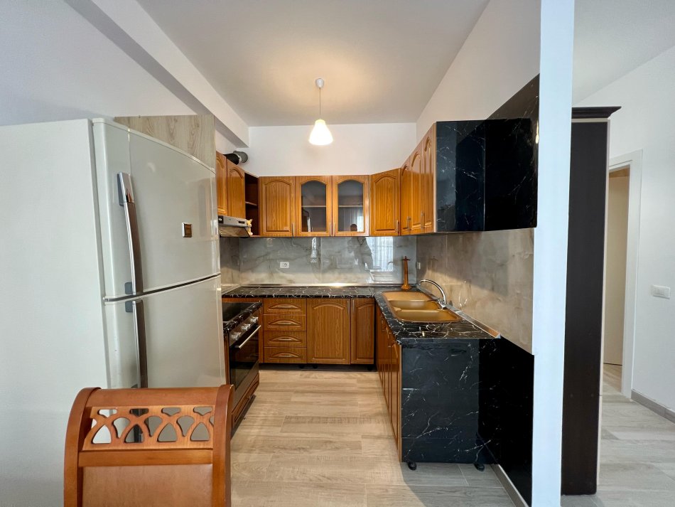Tirane, jepet me qera apartament 1+1 Kati 5, 65 m² 550 € (rruga 5 maji)