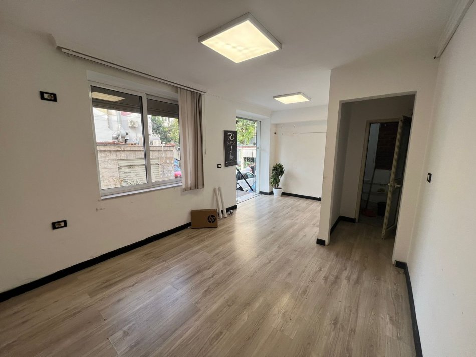 Tirane, jap me qera dyqan Kati 1, 35 m² 500 € (rruga ekavajes)