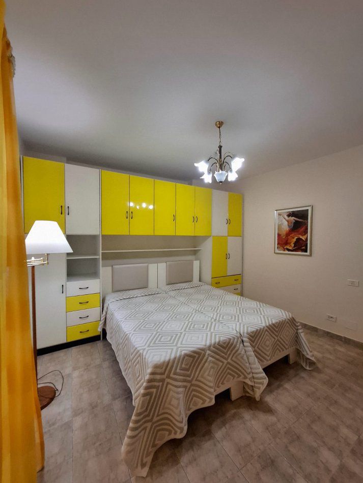 Tirane, jepet me qera apartament 1+1 Kati 3, 65 m² 550 € (Komuna e Parisit)