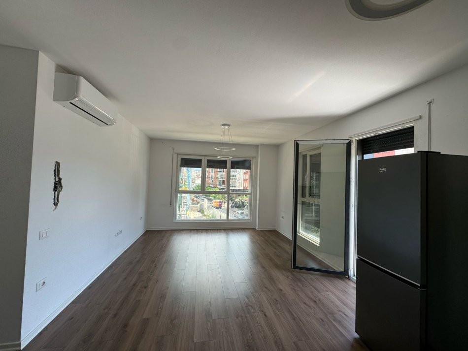 Tirane, jepet me qera apartament 2+1+Aneks+Ballkon Kati 2, 107 m² 700 € (Don Bosko)