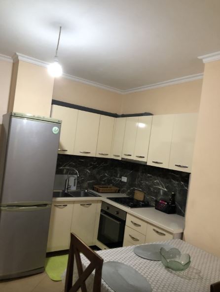 Tirane, jepet me qera apartament 2+1+Ballkon Kati 6, 96 m² 400 € (fresk)