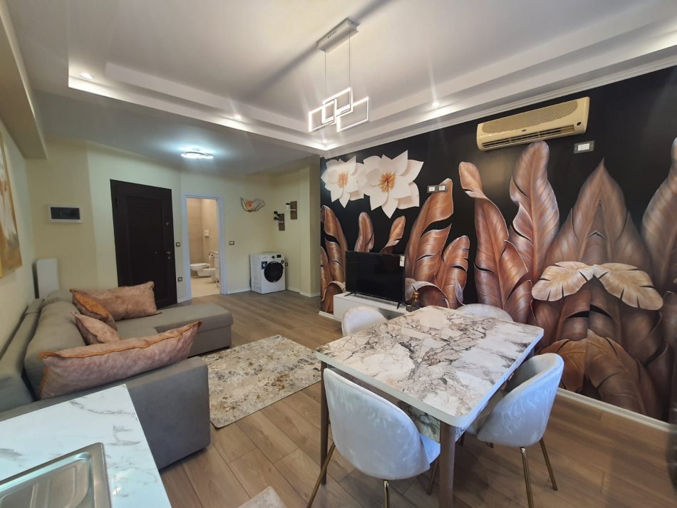 Tirane, jap me qera apartament 2+1+Ballkon Kati 3, 800 m² 850 € (Rruga Myslym Shyr)