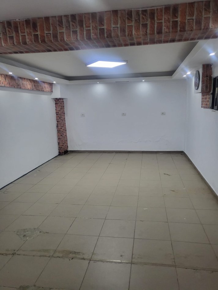 Tirane, jepet me qera ambjent biznesi Kati 0, 85 m² 450 € (KOMUNA E PARISIT)