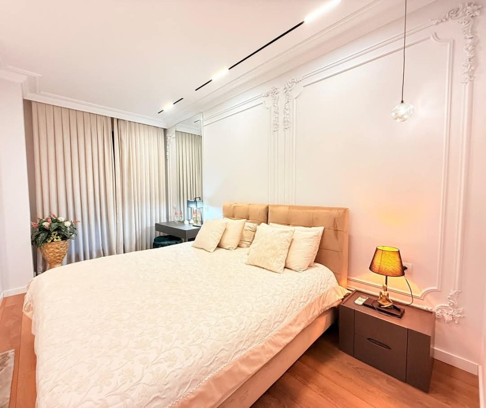 Tirane, jepet me qera apartament 2+1+Ballkon Kati 3, 120 m² 1.500 € (QENDER)