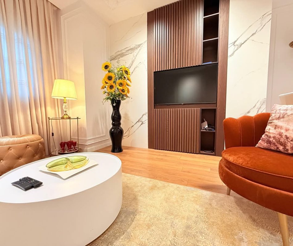 Tirane, jepet me qera apartament 2+1+Ballkon Kati 3, 120 m² 1.500 € (QENDER)