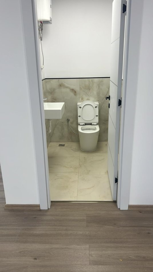 Tirane, jepet me qera zyre Kati 4, 100 m² 1.500 € (sheshi willson)