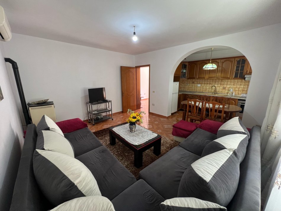 Tirane, jepet me qera shtepi 2+1 Kati 1, 100 m² 800 € (yzberisht)