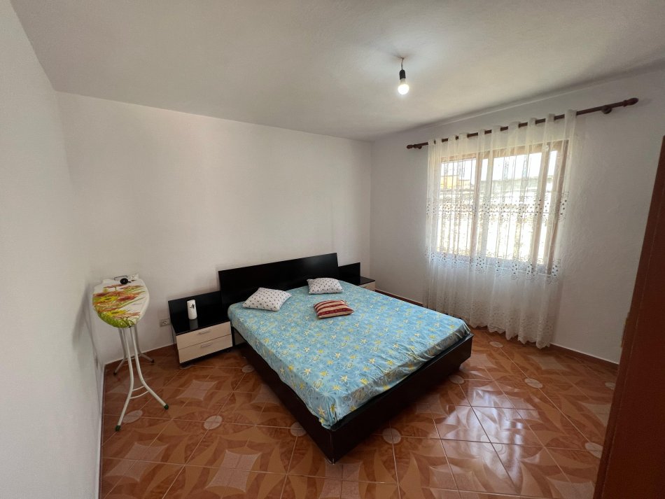 Tirane, jepet me qera shtepi 2+1 Kati 1, 100 m² 800 € (yzberisht)
