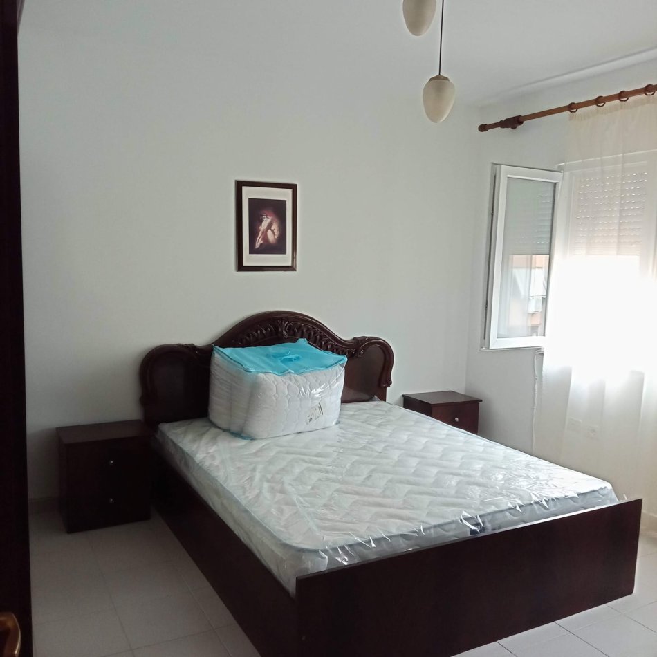 Tirane, jepet me qera apartament 2+1 Kati 9, 80 m² 600 € (Komuna e Parisit)