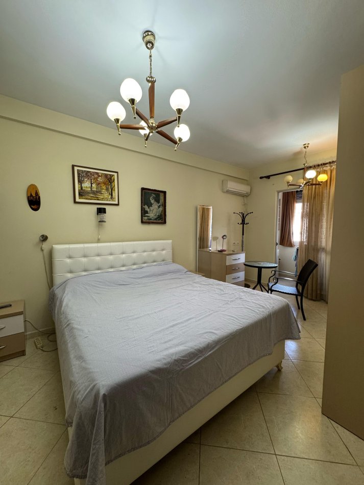 Tirane, jepet me qera apartament 3+1 Kati 2, 900 € 