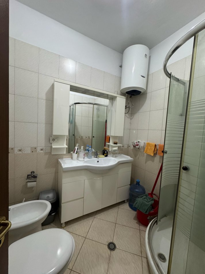 Tirane, jepet me qera apartament 3+1 Kati 2, 900 € 