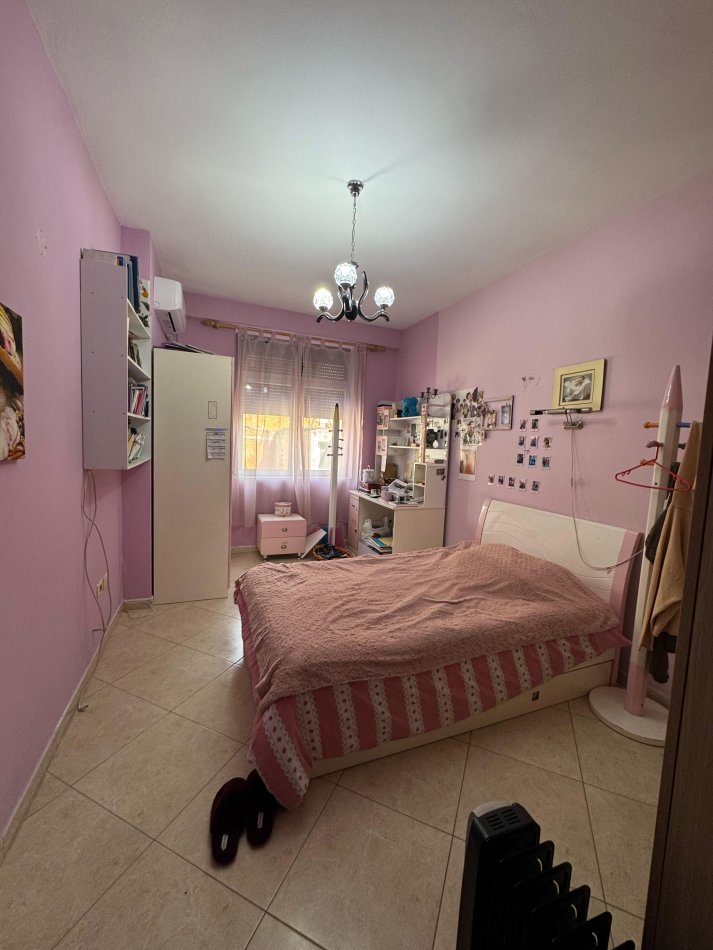 Tirane, jepet me qera apartament 3+1 Kati 2, 900 € 