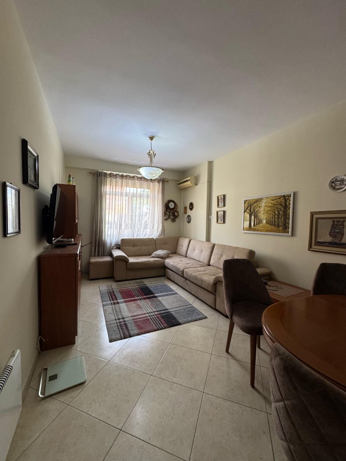 Tirane, jepet me qera apartament 3+1 Kati 2, 900 € 