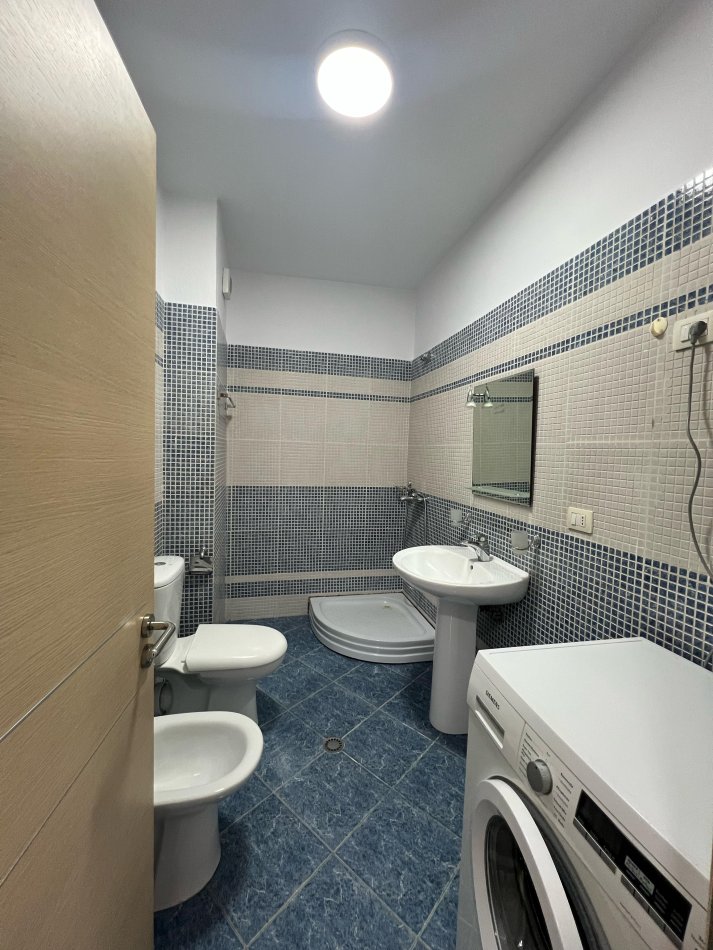 Tirane, jepet me qera apartament 2+1 Kati 1, 106 m² 600 € 