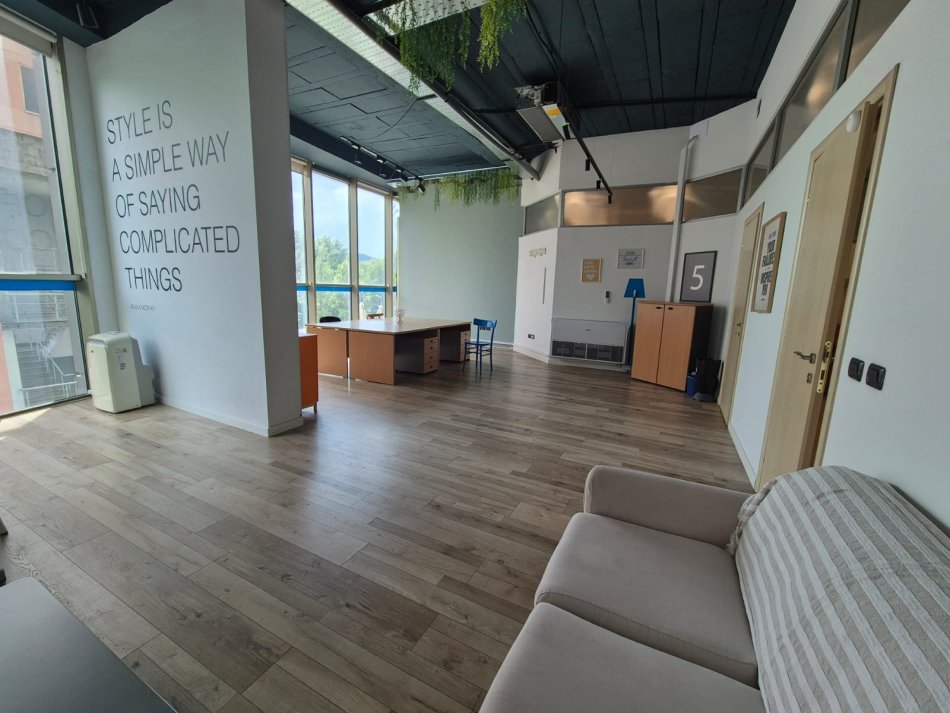Tirane, jepet me qera ambjent biznesi Kati 3, 52 m² 1.500 € (MYSLYM SHYRI)