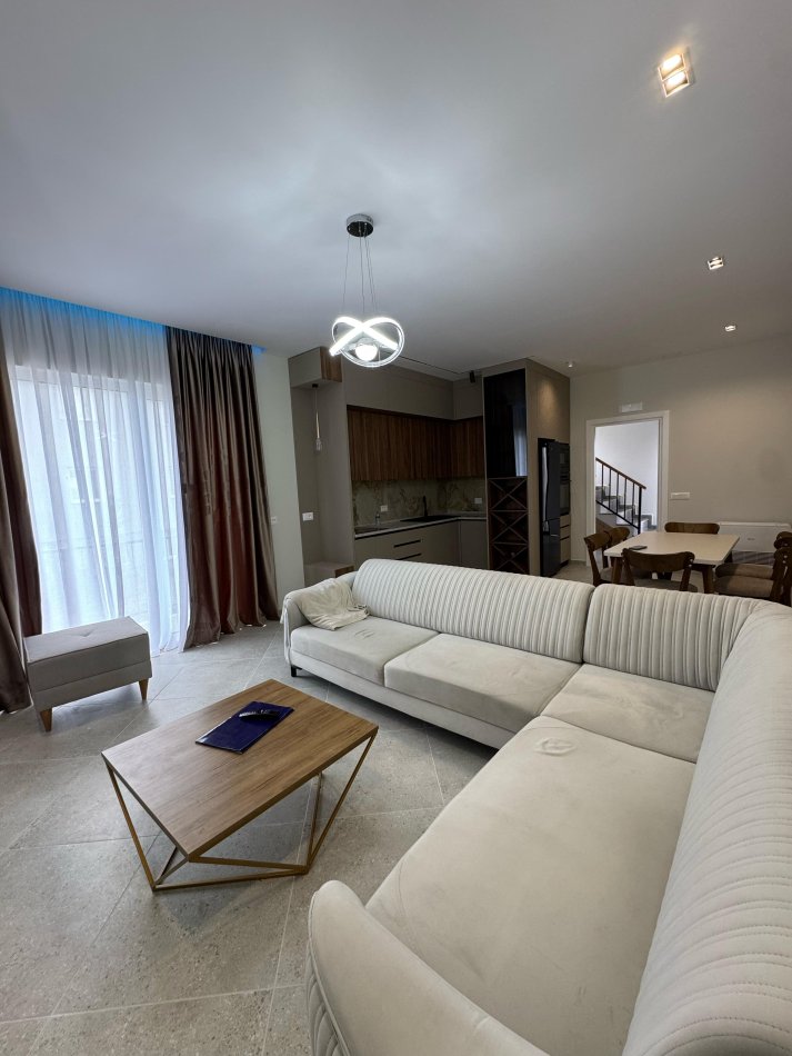 Tirane, jap me qera Vile 2 Katshe , 200 m² 1.500 € (Rruga e Vilave)