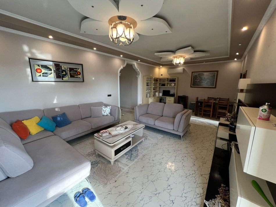 Tirane, jepet me qera Vile 2+1+Aneks+Ballkon Kati 3, 110 m² 570 € (Allias)