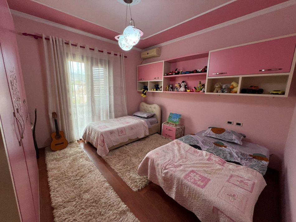 Tirane, jepet me qera Vile 2+1+Aneks+Ballkon Kati 3, 110 m² 570 € (Allias)
