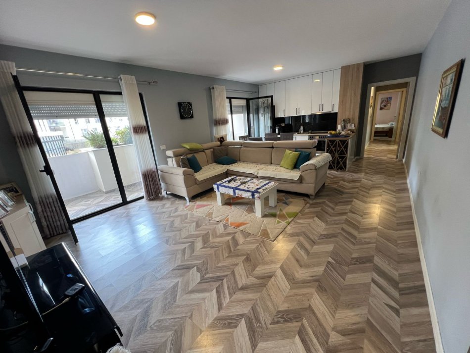 Tirane, shitet apartament 2+1+Ballkon Kati 1, 134 m² 209.200 € (5 Maji)