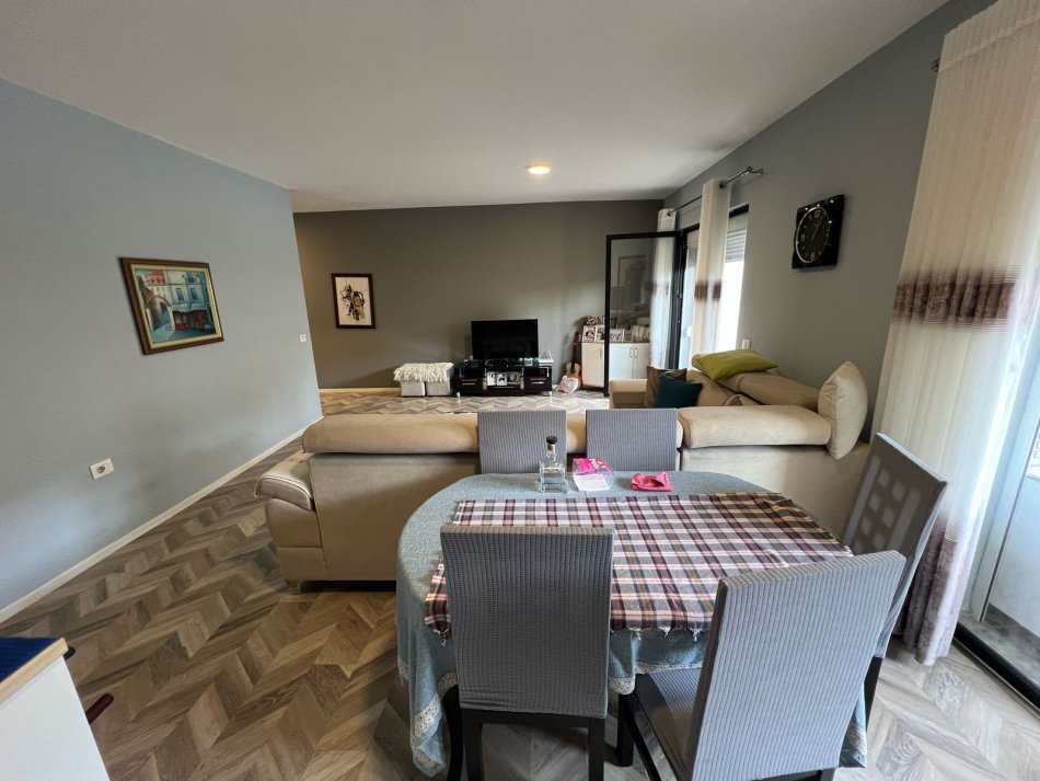 Tirane, shitet apartament 2+1+Ballkon Kati 1, 134 m² 209.200 € (5 Maji)