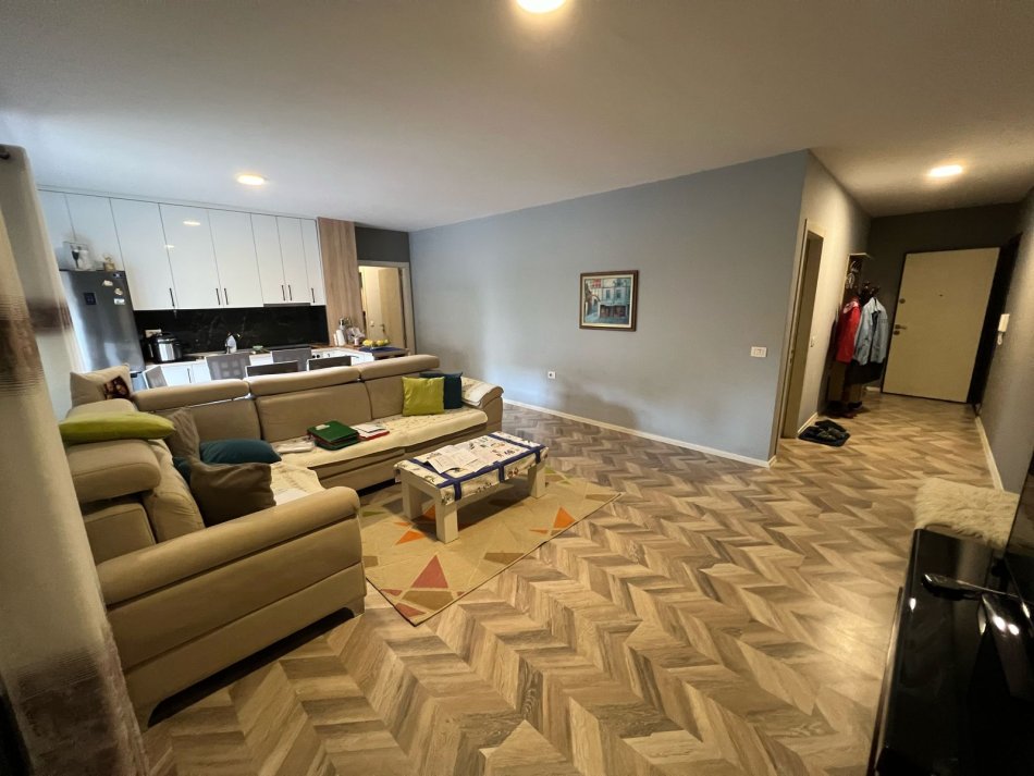 Tirane, shitet apartament 2+1+Ballkon Kati 1, 134 m² 209.200 € (5 Maji)