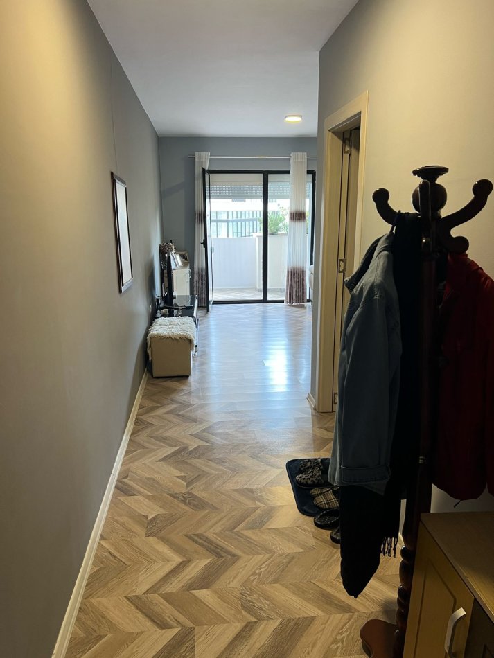 Tirane, shitet apartament 2+1+Ballkon Kati 1, 134 m² 209.200 € (5 Maji)