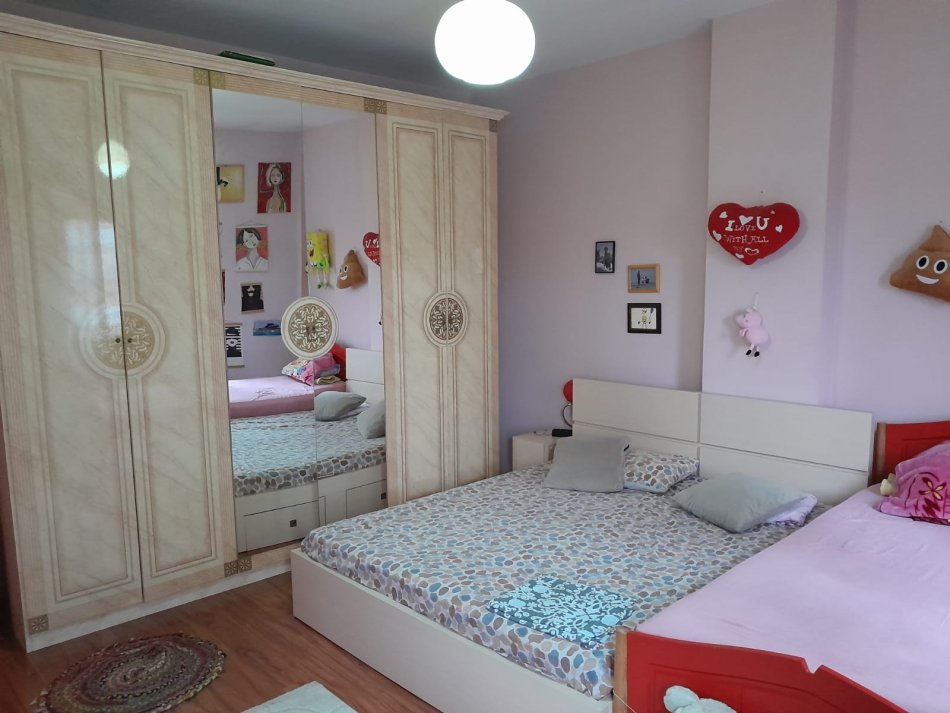 Tirane, jepet me qera apartament 2+1+Aneks+Ballkon Kati 3, 120 m² 600 € (Komuna e Parisit)