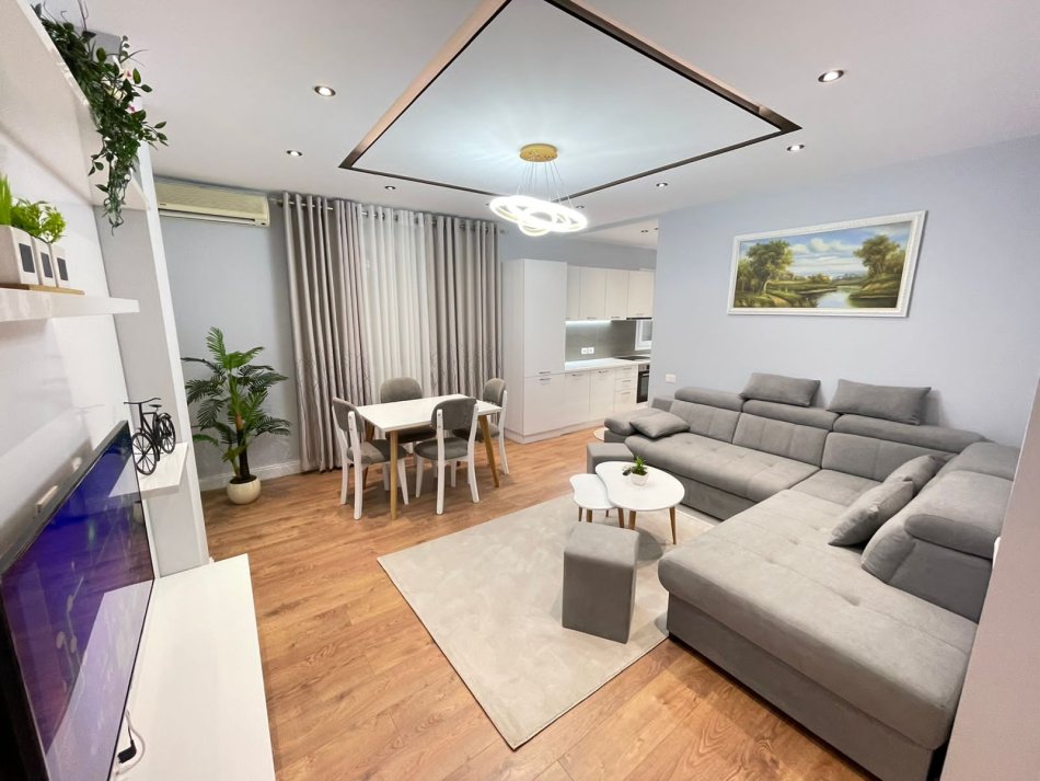 Tirane, jap me qera apartament 2+1+Ballkon Kati 1, 90 m² 690 € (rruga Frosina Plaku)
