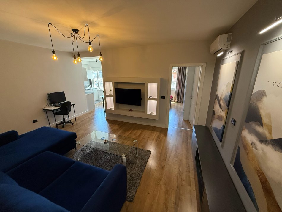 Tirane, jepet me qera apartament 1+1+Ballkon Kati 11, 70 m² 700 € (Komuna Parisit)