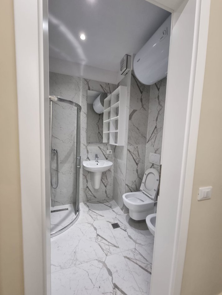 Tirane, jap me qera apartament 2+1+Ballkon Kati 3, 105 m² 1.200 € (liqeni)