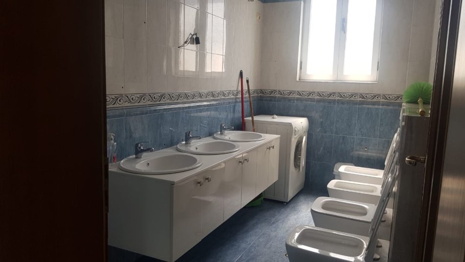 Tirane, jepet me qera ambjent biznesi Kati 2, 230 m² 1.150 € (Ali Demi)